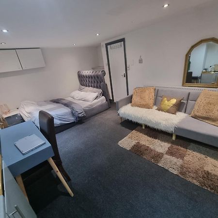 Апартаменты A Cosy Deluxe Size Studio With Queen Size And Sofa Bed Лидс Экстерьер фото