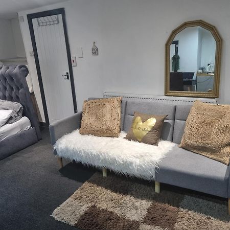 Апартаменты A Cosy Deluxe Size Studio With Queen Size And Sofa Bed Лидс Экстерьер фото