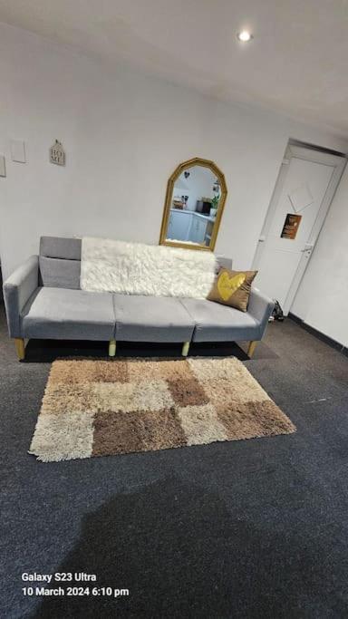 Апартаменты A Cosy Deluxe Size Studio With Queen Size And Sofa Bed Лидс Экстерьер фото