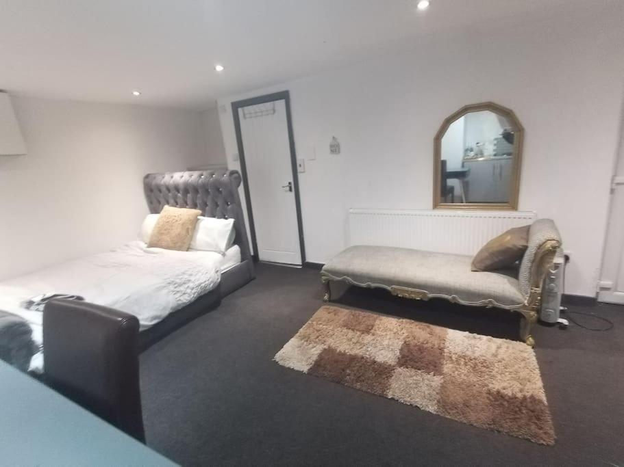 Апартаменты A Cosy Deluxe Size Studio With Queen Size And Sofa Bed Лидс Экстерьер фото