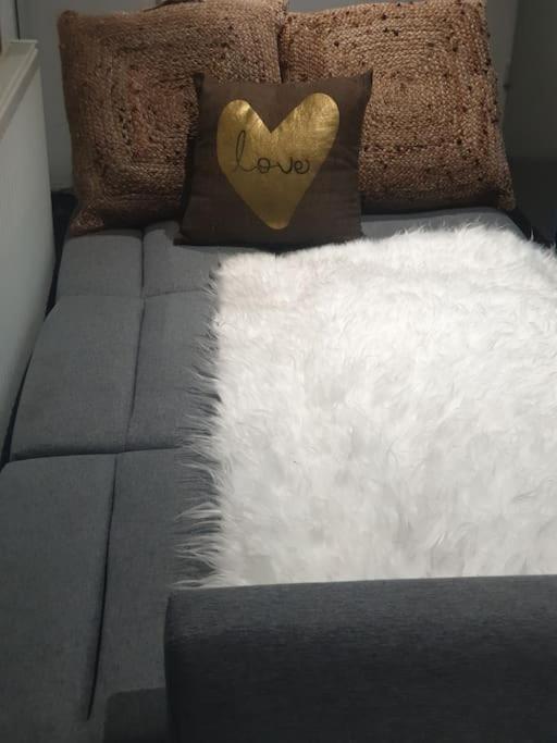 Апартаменты A Cosy Deluxe Size Studio With Queen Size And Sofa Bed Лидс Экстерьер фото