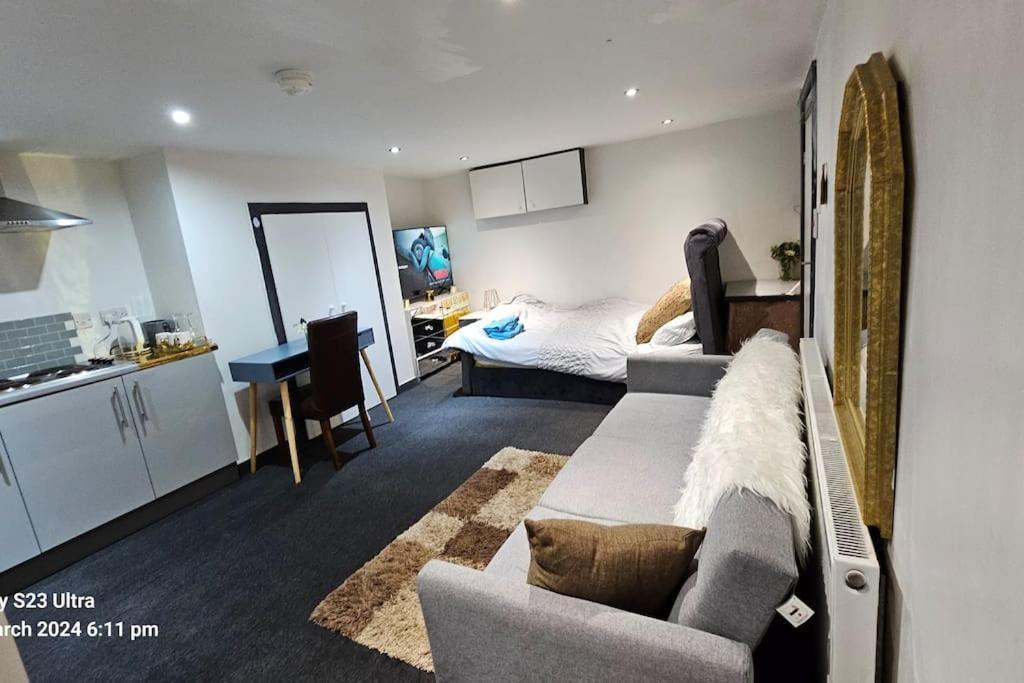 Апартаменты A Cosy Deluxe Size Studio With Queen Size And Sofa Bed Лидс Экстерьер фото