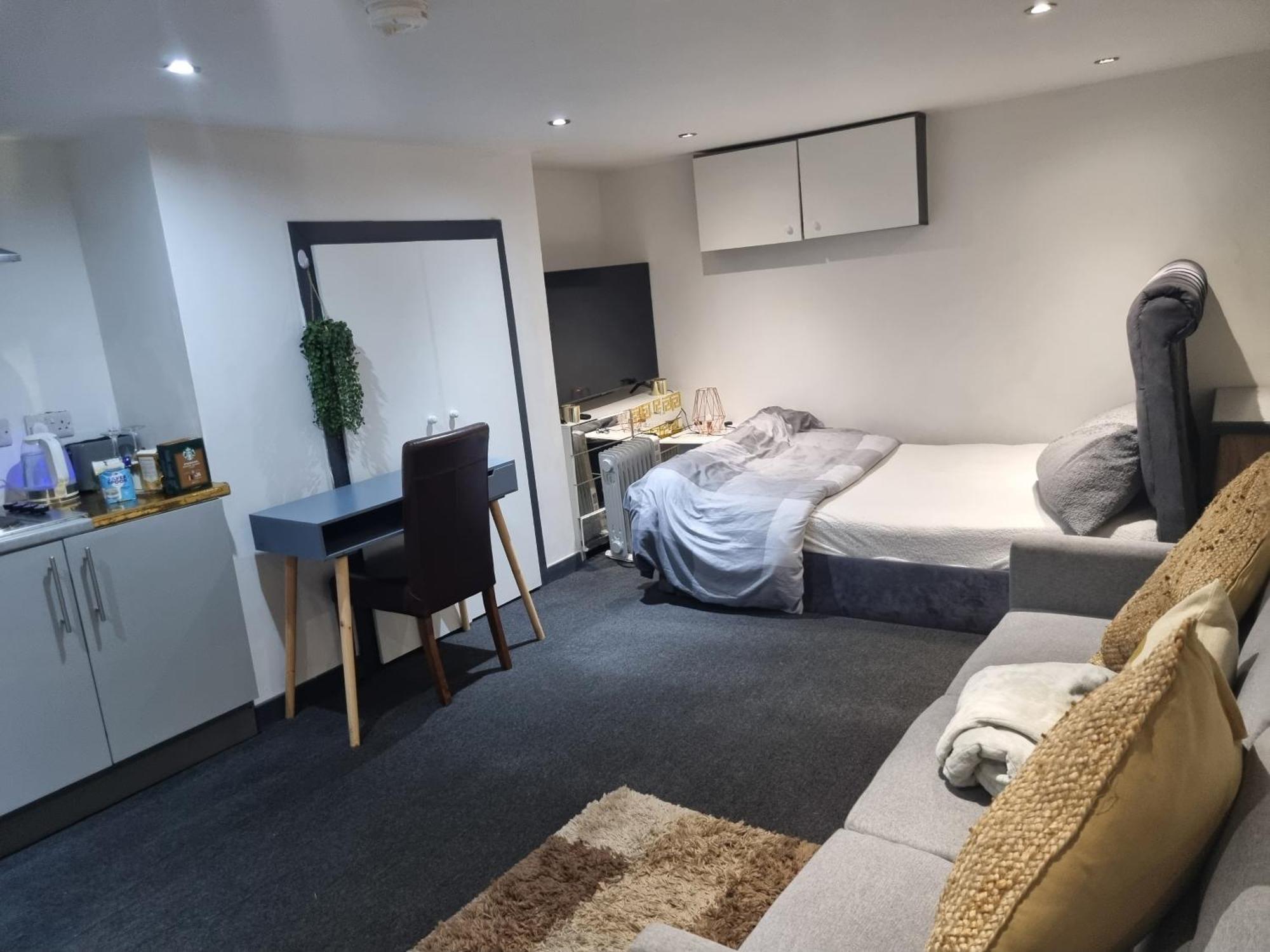 Апартаменты A Cosy Deluxe Size Studio With Queen Size And Sofa Bed Лидс Экстерьер фото