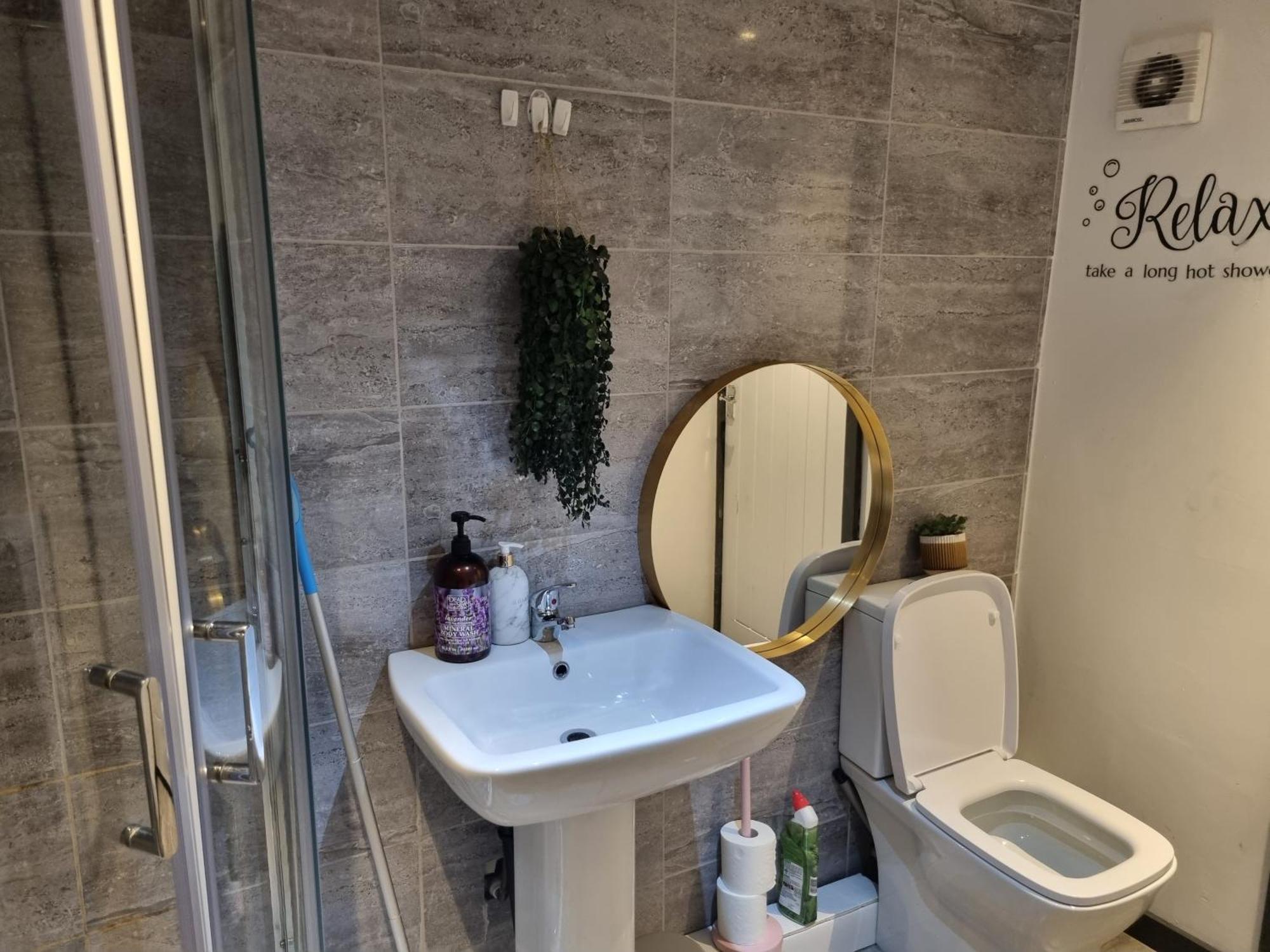 Апартаменты A Cosy Deluxe Size Studio With Queen Size And Sofa Bed Лидс Экстерьер фото